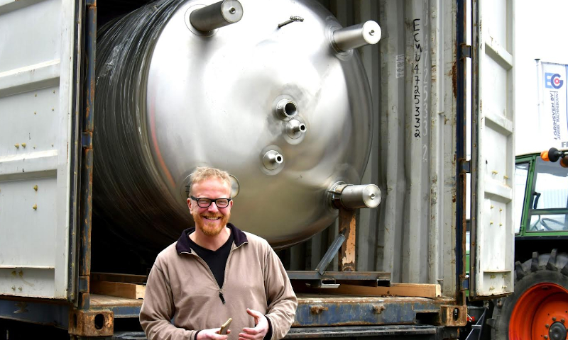 Brouwer Martin voor een van de nieuwe vergistingstanks / Foto: I. Wijker
